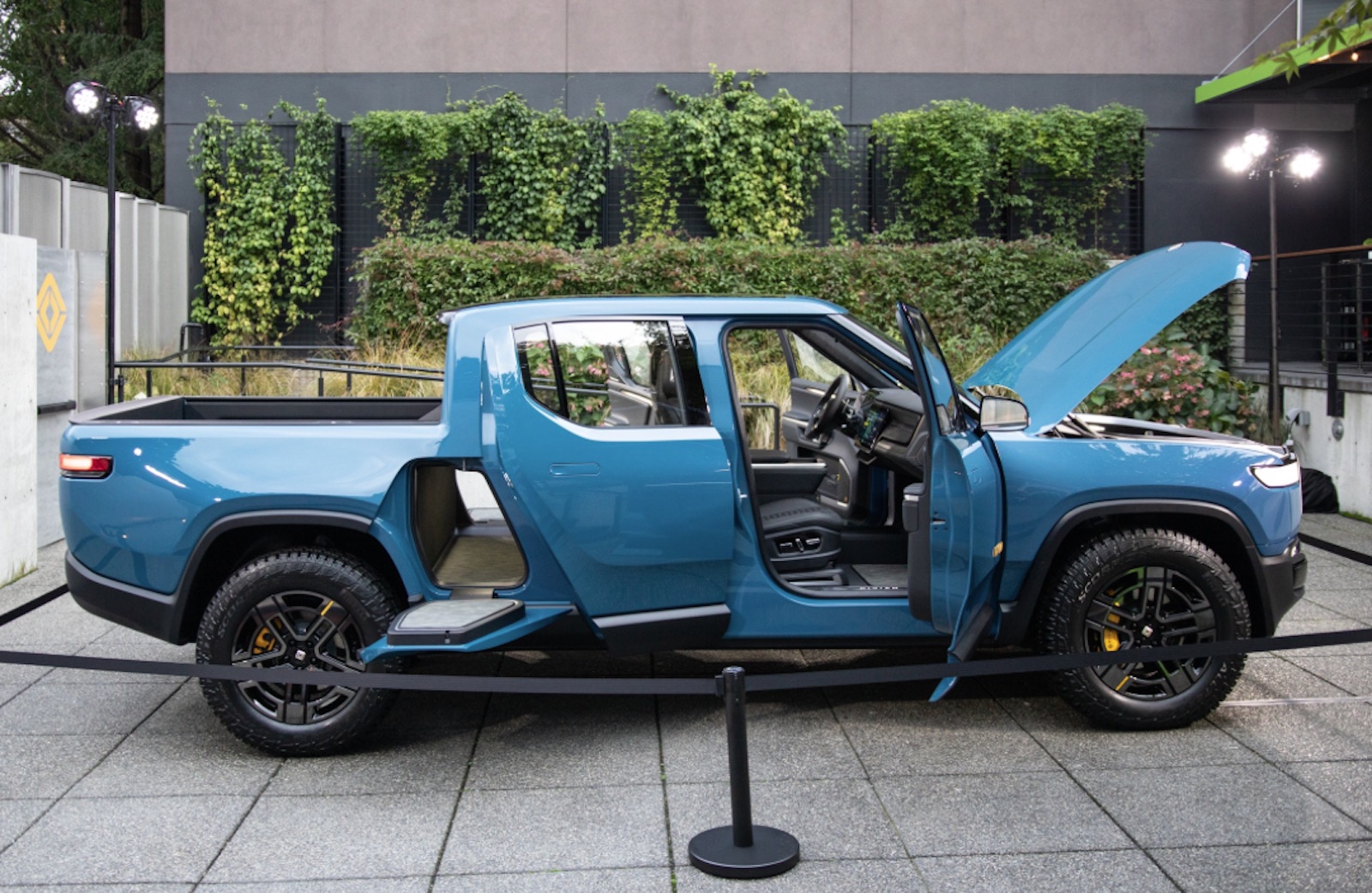 Rivian R1t Azul Vista Lateral